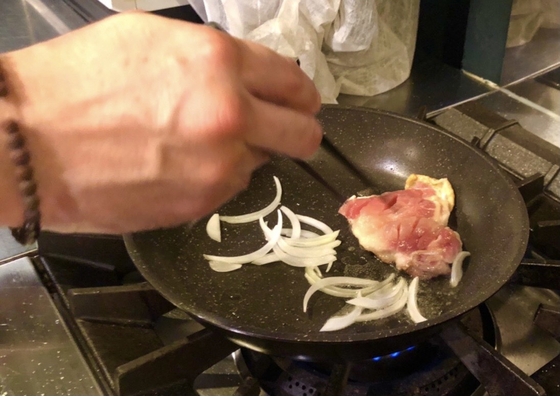 鶏肉と一緒に玉ねぎを炒める