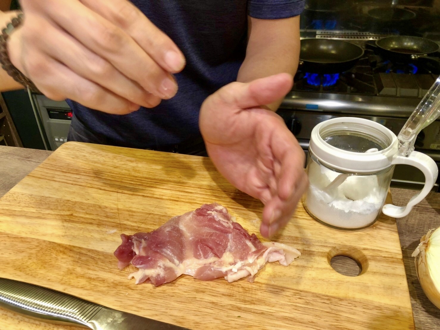 鶏肉に塩をふる