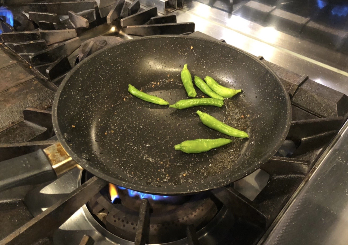 しし唐をフライパンで焼く